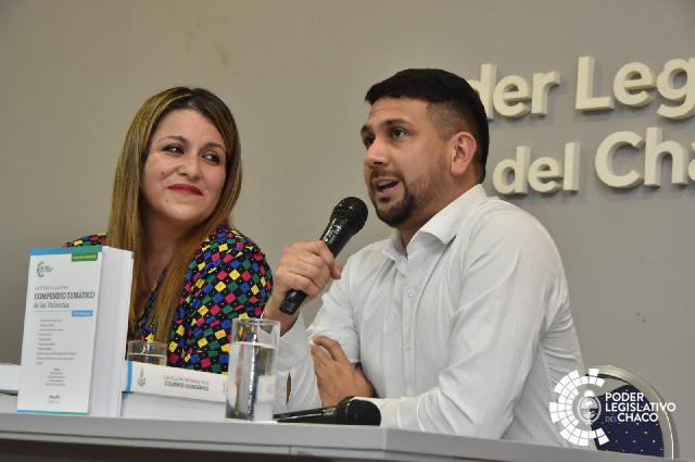 Ayala entregó ejemplares del Compendio de las Violencias a Trabajadores Sociales