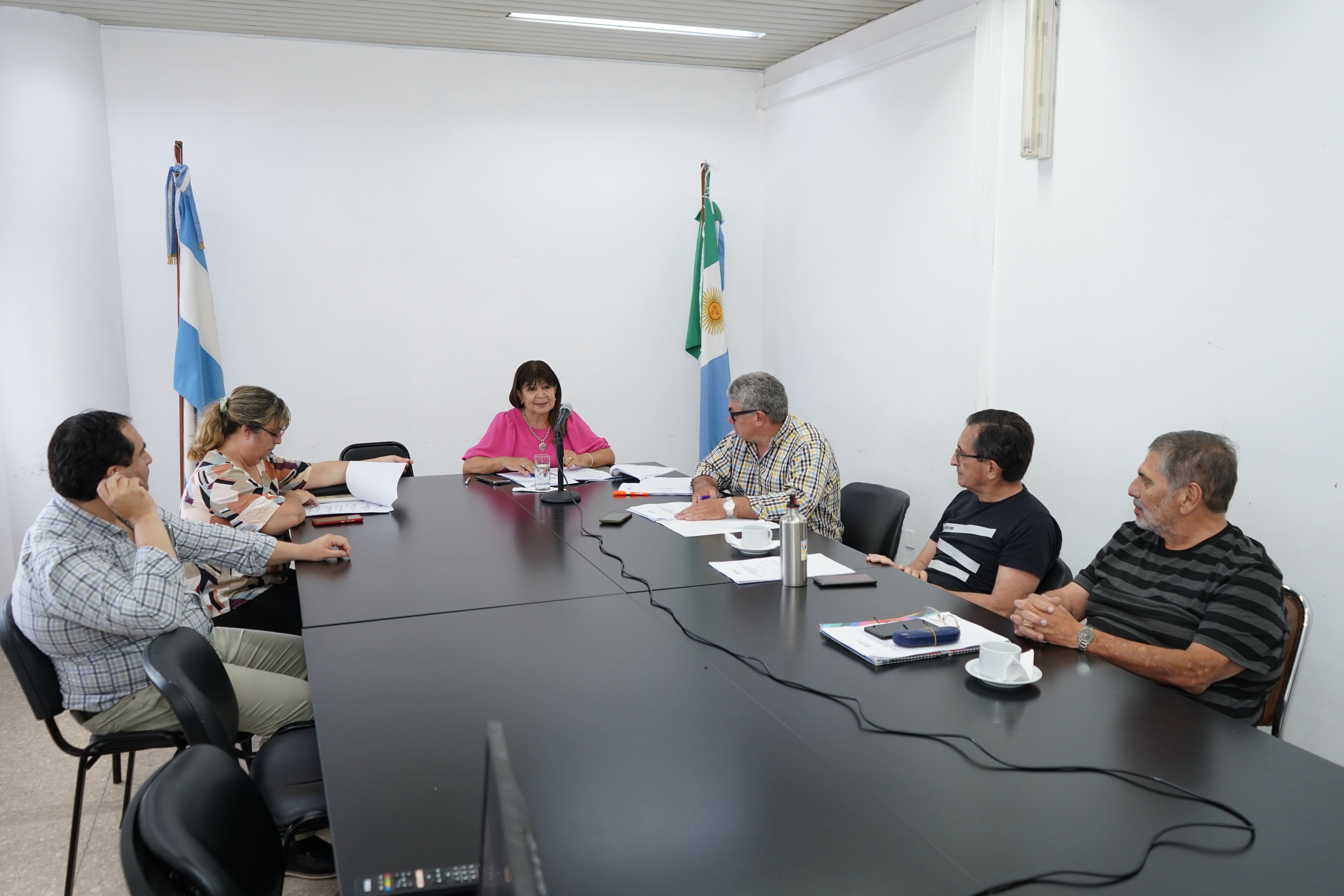 02-12-25-com-jurado-evaluador-premio-amanda-mayor-de-pierola-1-2-6972731fc6f60425228074.jpg